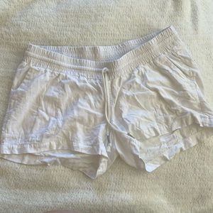 A pea in the pod maternity white linen blend shorts size large